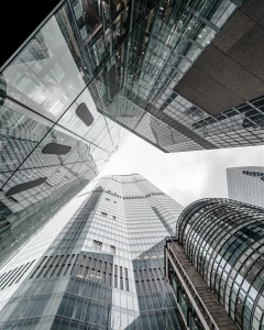 10 pomysłów na aranżację małego mieszkania: sprytne triki architekta wnętrz na optyczne powiększenie, zorganizowanie przestrzeni i większą funkcjonalność.